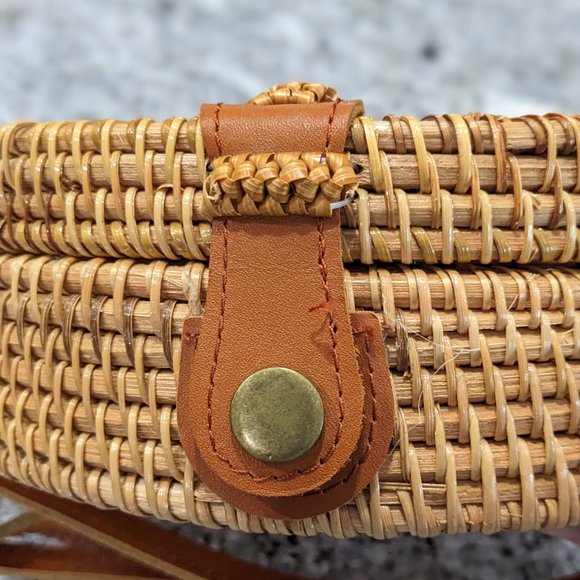 Small Woven Rattan Circle basket bag, Black and White Floral interior, pockets - Picture 3 of 13